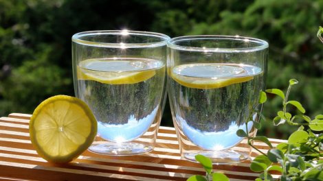 Hər gün limonlu su içsəniz, böyrəklərinizdə nə baş verər?