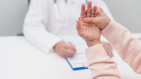 Parkinson xəstəliyinin qeyri-adi erkən əlaməti müəyyən edildi
