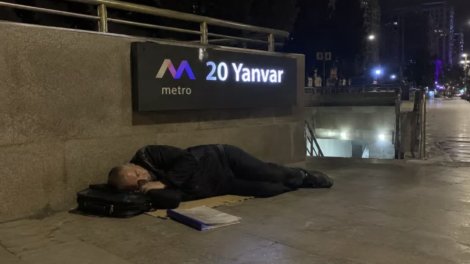 Bakıda müəllim küçədə yatdı, hər şeyi oğurlandı