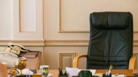 Məktəb direktoru xadiməni təsərrüfat işləri üzrə müdir vəzifəsinə necə təyin edib?