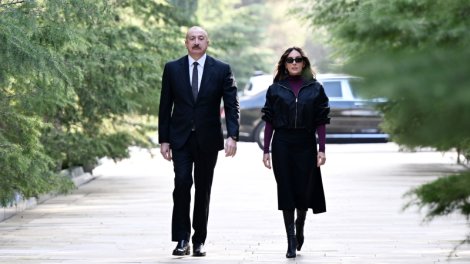 Prezident və birinci xanım Daşkənddə Müstəqillik abidəsini ziyarət etdi