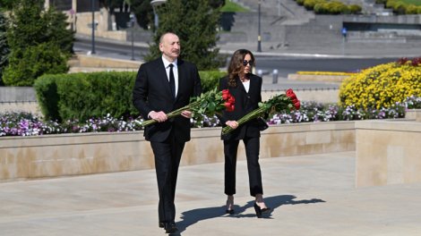 İlham Əliyev və Mehriban Əliyeva Heydər Əliyevin memorial kompleksinin önünə gül dəstələri qoydu
