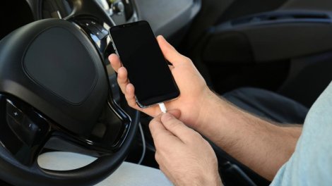 Avtomobildə telefonun yavaş şarj olmasının səbəbi açıqlandı