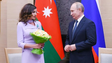 Putin Mehriban Əliyevanı təbrik etdi