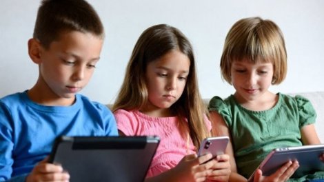 Uşağın telefonunu yoxlamaq şəxsi həyata müdaxilədir? – Hüquqi İZAH