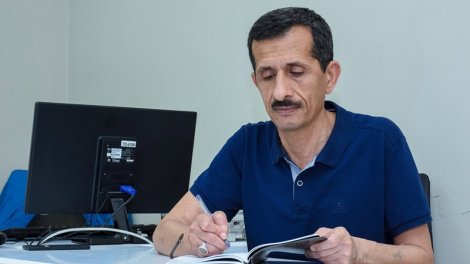 
"Xəstəliyimə belə həsəd aparan oldu..." - Azər Rəşidoğlu yazır