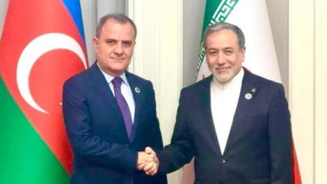 Ceyhun Bayramov Abbas Əraqçi ilə regional məsələləri müzakirə edib
