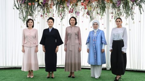 Mehriban Əliyeva Bişkekdə sərgi ilə tanış oldu - FOTO