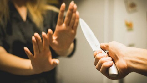 Əvvəl bacısını, sonra özünü bıçaqladı