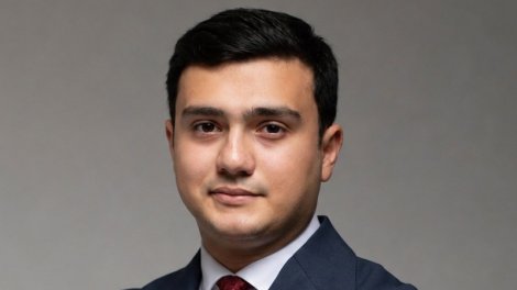 Sədrin köməkçisi idi, şöbə müdiri təyin edildi