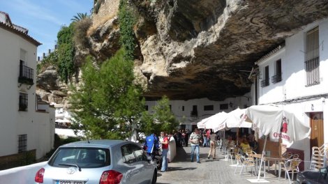 Qayanın altında evlər: İspaniyada turistləri heyrətləndirən unikal şəhərcik
