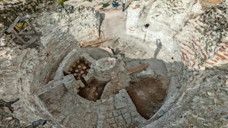 Arxeoloqları təəccübləndirən kəşf: Roma sarayının altından hamam çıxıb