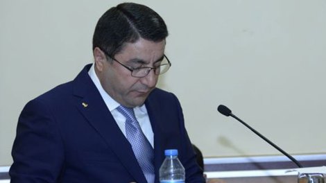 Qalmaqallı sabiq məmurun oğlunun ölkədən çıxışına "stop" qoyuldu