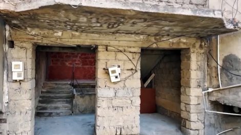 Bakıda yarımçıq tikilidə yeddi ailənin təhlükəli həyatı - VİDEO