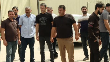 Bir qrup işçi tikinti şirkətindən maaşlarını ala bilmirlər - VİDEO