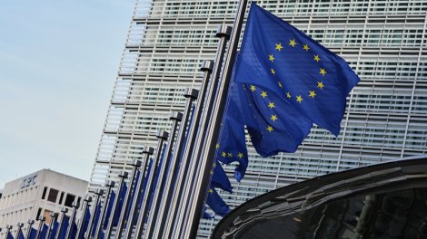 "Bloomberg": Aİ dünya siyasətində müşahidəçi statusuna düşüb