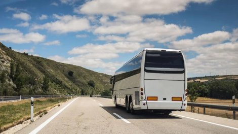 Yüzlərlə kilometr köhnə avtobuslarda: Rayonlara gediş-gəliş niyə sınağa çevrilir?