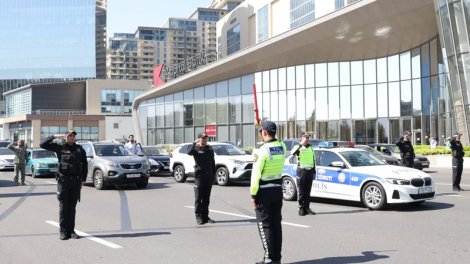 
Azərbaycanda şəhidlərin xatirəsi bir dəqiqəlik sükutla yad edildi