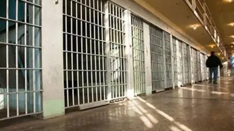 Gəlinini bıçaqlamaqda təqsirləndirilən 72 yaşlı kişi təcridxanada öldü