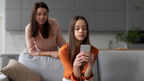 Psixoloq valideynlərin övladlarına niyə həsəd apardığını açıqladı