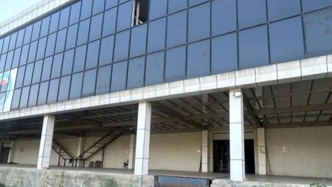 Dövlətin güzəştli krediti hesabına tikilən nəhəng anbar müsadirə olunaraq satışa çıxarıldı - FOTO