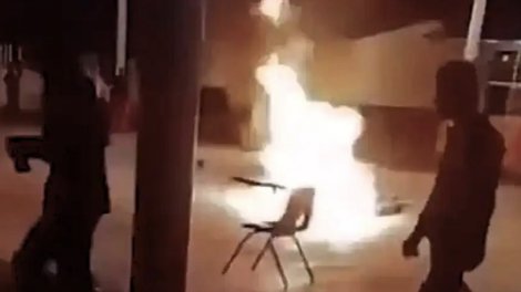 Meksikada kişi və qadın cadugərlikdə ittiham edilərək yandırıldı
