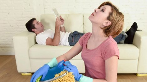 Əri ev işlərinə kömək etməyən qadınların üzərinə düşən 5 əsas məsuliyyət