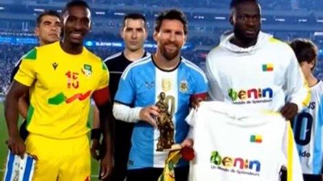 &ldquo;Neftçi&rdquo;nin futbolçusu Messiyə hədiyyə verdi