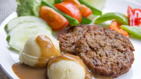 Kotletlərin yumşaq və şirəli alınması üçün qiyməyə nə əlavə etmək lazımdır?