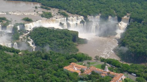 Argentinada məşhur şəlalələr bağlandı: Güclü El-Nino təhlükə yaratdı