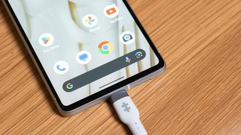Telefonu şarja qoşanda niyə titrəyir? – Səbəblər və həll yolları