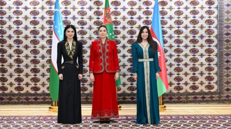 Leyla Əliyeva Oğulcahan Atabayeva və Saida Mirziyoyeva ilə görüşdü - FOTO