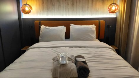 Otel otağında gizli kamera ola bilər: Onu telefonla necə aşkar etmək olar?