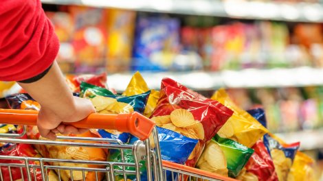 Bakıda supermarketdə 100 minlik fırıldaq - Müdir çipsilərə görə həbs edildi