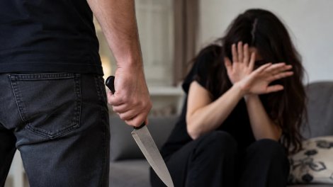 Həyat yoldaşına 16 bıçaq zərbəsi endirən şəxs: "Ailəmin dağılmasını istəmirdim"