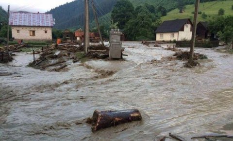 Sel İsmayıllıda yolu bağladı, yüzlərlə avtomobil yolda qaldı