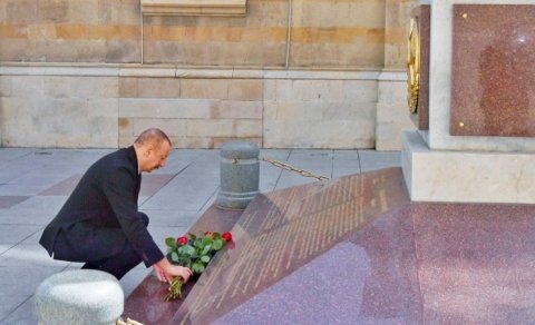 İlham Əliyev İstiqlal abidəsini ziyarət etdi (FOTO)