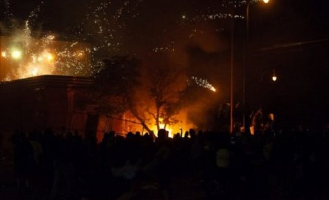 ABŞ-da qaradərilinin qətlinə etirazlar davam edir: polis idarəsi yandırıldı