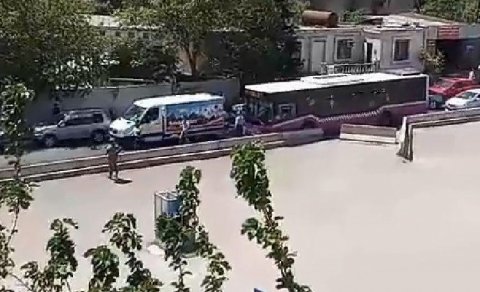 Bakıda sürücü yolun ortasında görün nə etdi... — Polis işə qarışdı / VİDEO