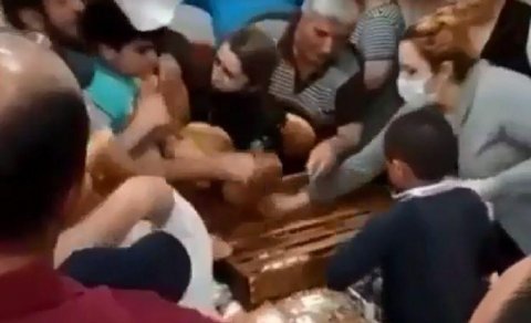 Bakıda mağazada çörək üstündə əlbəyəxa dava düşdü - VİDEO