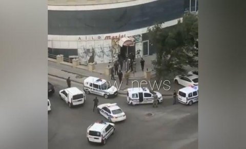 Bakıda polis maşınları marketi mühasirəyə aldı - VİDEO