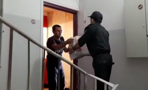 Polis ehtiyacı olana çörək apardı - VIDEO