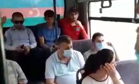Polis mülki geyimdə avtobusları yoxladı, maska taxmayanları cərimələdi - FOTO