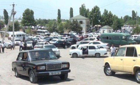 Pandemiya dövründə maşın bazarı: Bitməyən “Mercedes” və VAZ sevgisi - VİDEOREPORTAJ