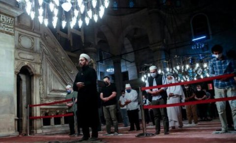 Aylar sonra Türkiyədə camaatla ilk sübh namazı qılındı - FOTO
