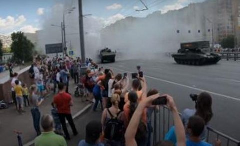 Rusiyanın son nəsil zirehli maşını paradda yandı - VİDEO