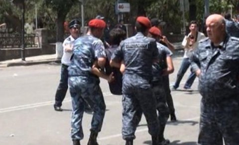Ermənistan polisi maska taxmayan vətəndaşı yerdə sürüdü - VİDEO