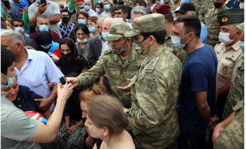Zakir Həsənov şəhid generalın tabutunu daşıdı – FOTO