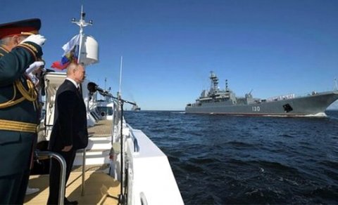 Putin yeni silahlarını dünyaya göstərdi - FOTO