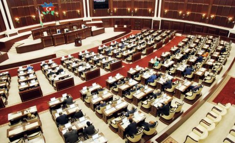 Parlament ayın 5-də niyə toplanır? - Neft 35 dollara...